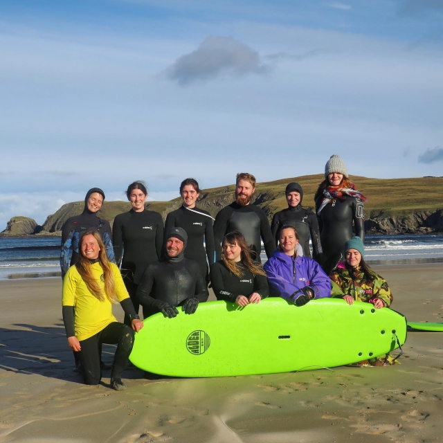  Grupo disfrutando del viaje de surf 