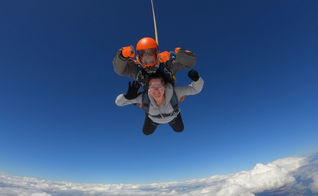 Realizar un salto de paracaidismo único