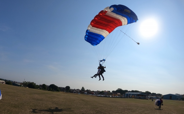 Hacer paracaidismo es súper divertido