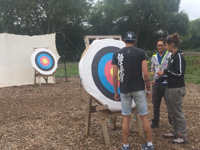 Pasando un ramarro divertido con el jalo con arco 