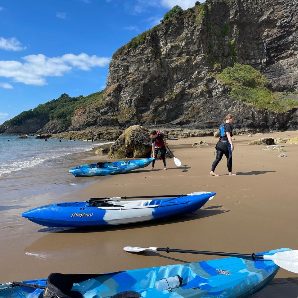 Disfruta de una divertida sesión de kayak Disfruta de una divertida sesión de kayak