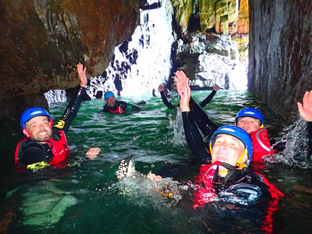  Exploración de cueva 