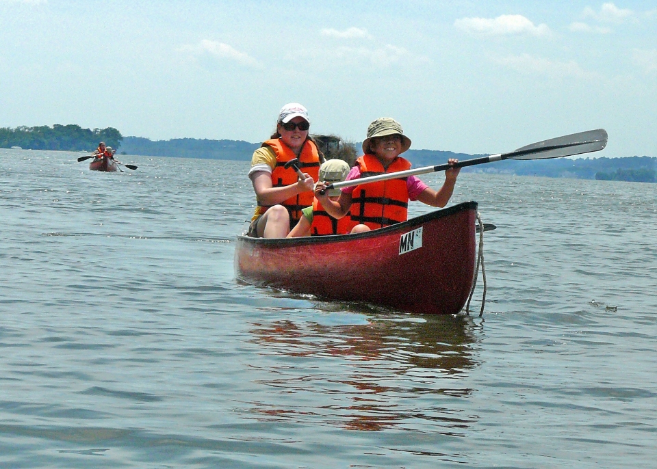  Andar en canoa es muy divertido 