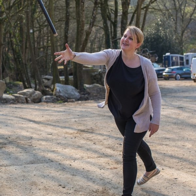 Avienta el hacha por el aire