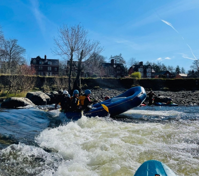  Navega en balsa por el río