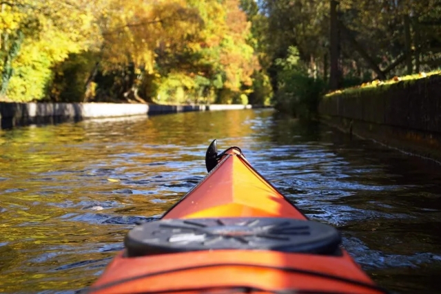  Navega en kayak tranquilamenle 