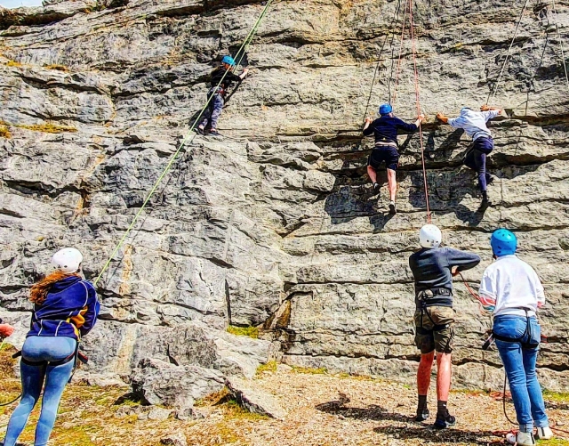  Disfruta de la escalada en roca con amigos