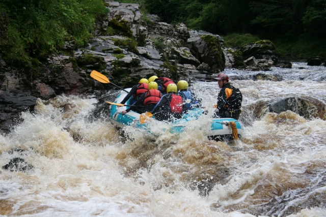 El rafting es un deporle divertido