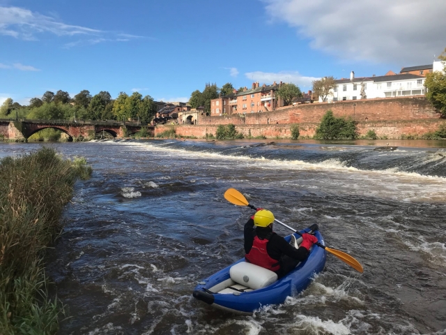  Aprende a navegar en kayak en aguas brava 