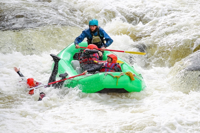  Rafting en rápidos en el río Dee 