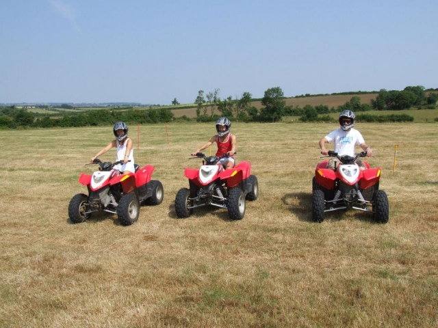  Venga a subir en cuatrimoto con amigos 