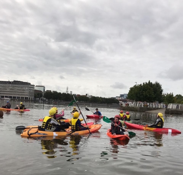 Disfruta del kayak con amigos