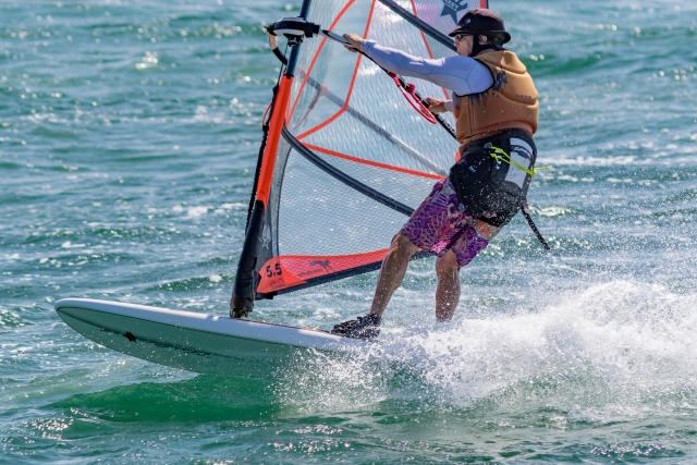 Aprende habilidades de windsurf 