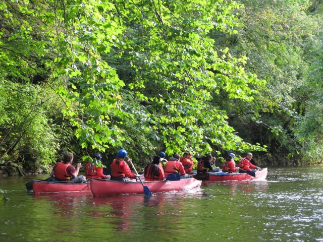  Venga a andar en canoa con amigos 