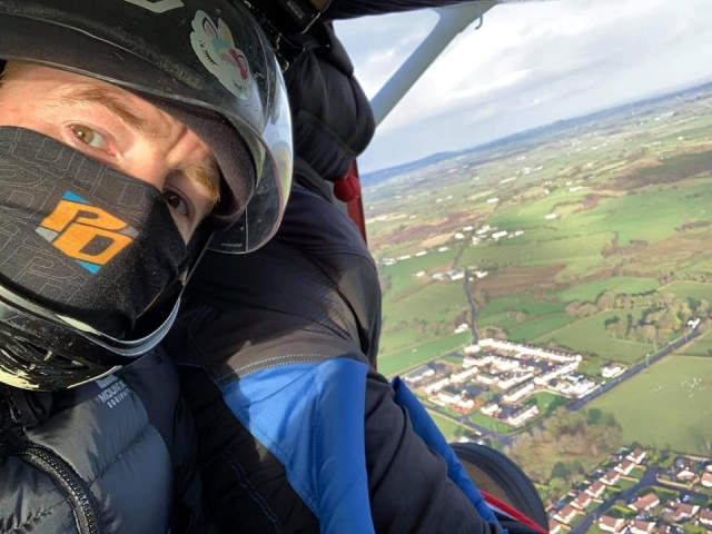 Atrévele a probar un salto de paracaidismo