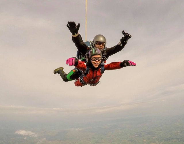  Divirtiéndole en el aire 