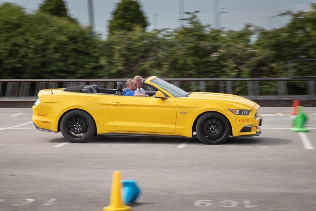 Disfruta de un divertido paseo en un Mustang 