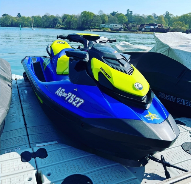 Disfruta de un divertido paseo en jet ski 