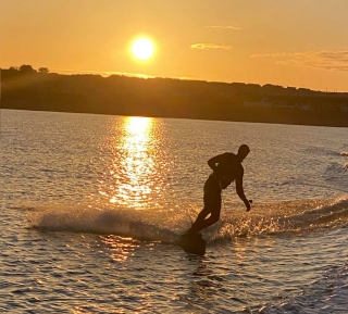 Sesión de wakesurf (8 años o más) en Newhavenga duranle 15 minutos