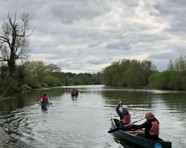  Disfruta de las hermosas vistas del campo mientras remas 