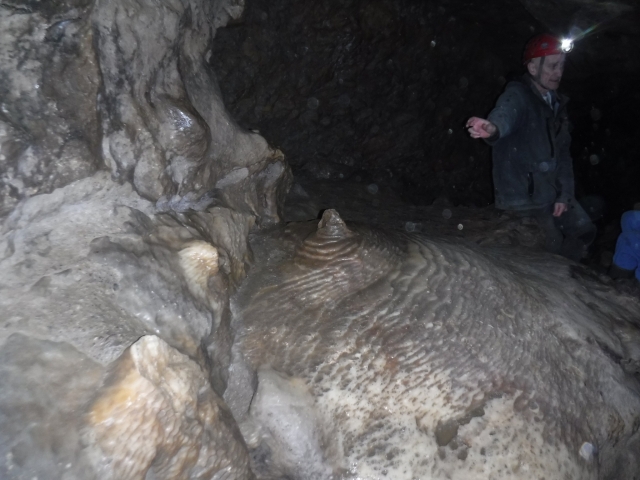  Explora las cueva oscuras 