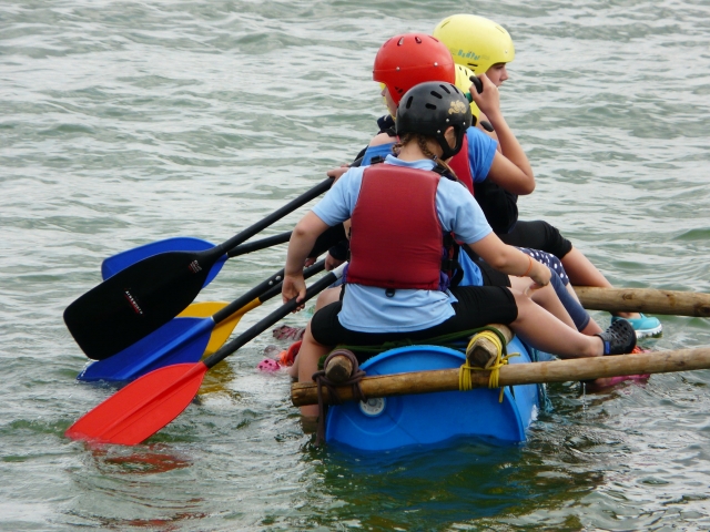  ¡Hacer rafting es muy divertido! 