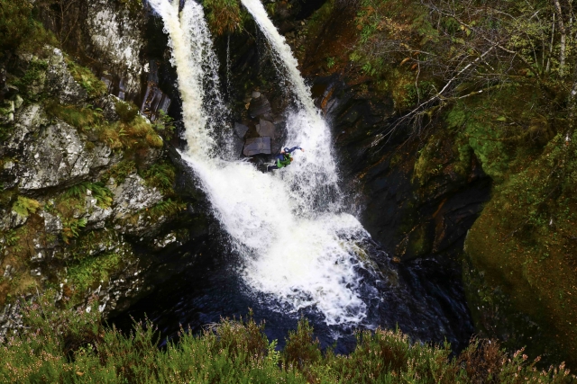 Sienle la emoción con un salto en cascada 