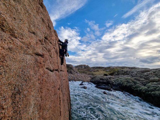  Escala la pared de roca