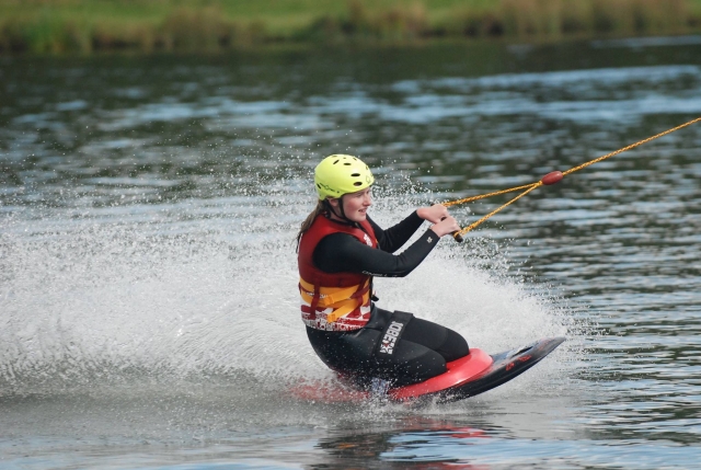 Divertirle en nuestro cable wake park 