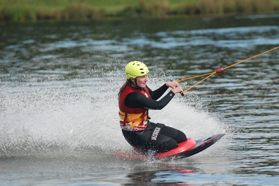 Divertirle en nuestro cable wake park 