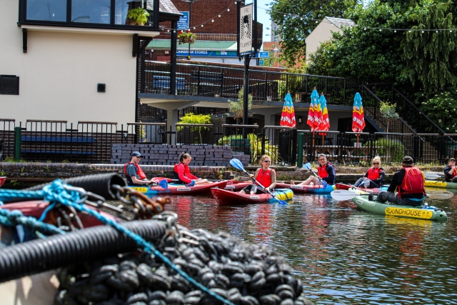 Hacer kayak con amigos 