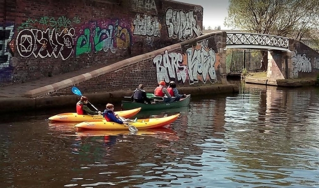  Navegación en kayak con amigos