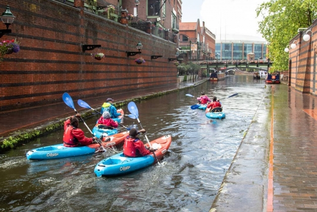  Navegar en kayak con amigos es muy divertido.