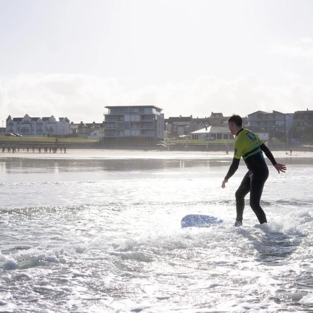  Surfeando bajo el sol