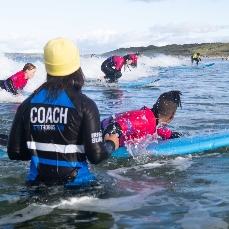  Aprende a surfear con amigos 