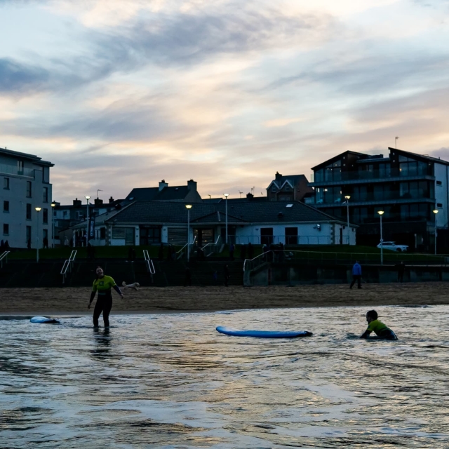  Surfear con amigos es muy divertido 
