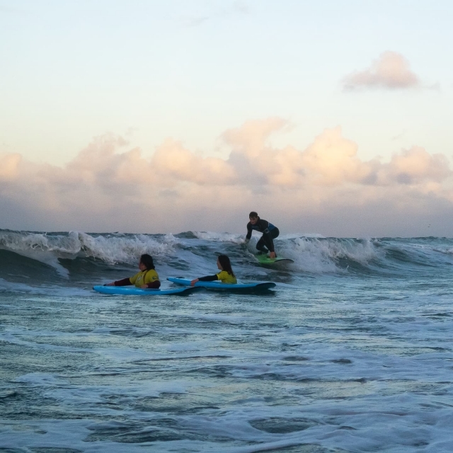  Subir algunas olas antes de que se ponga el sol
