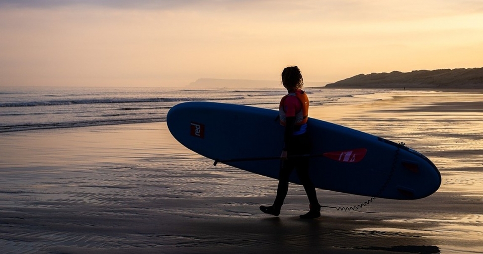  Golpea el agua bajo la hermosa puesta de sol 