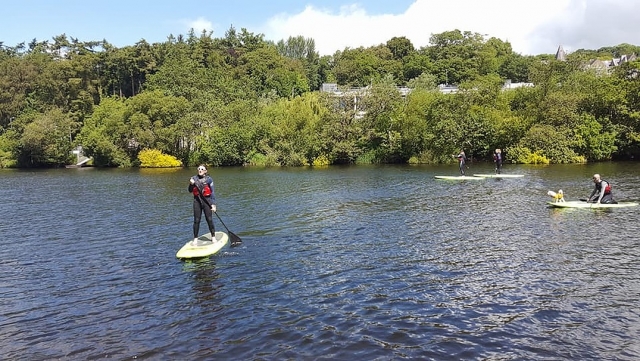  Flota en las tranquilas aguas 