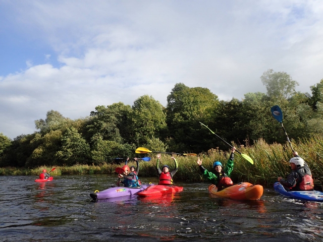 Aventura en kayak con la familia