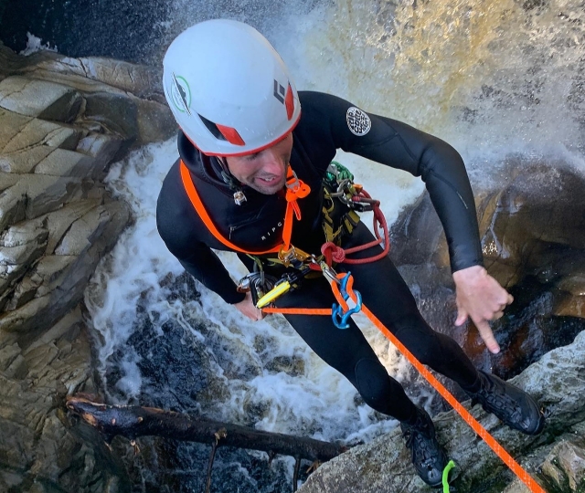  Hacer rápel es muy emocionanle 