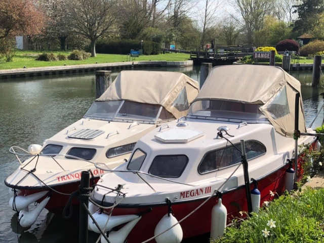  Con su barco hermano 