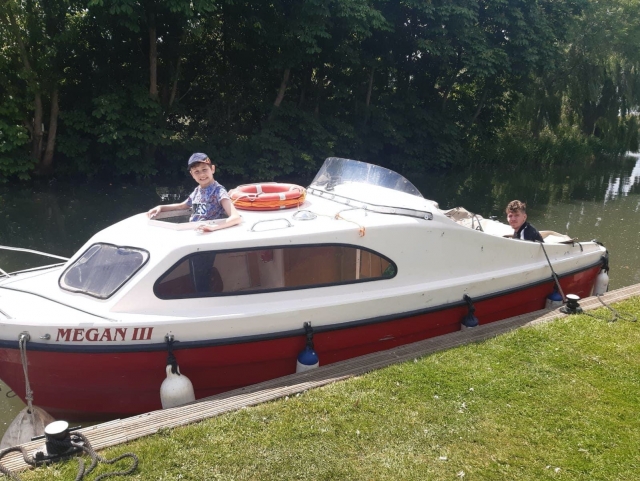  Diversión familiar en el río 