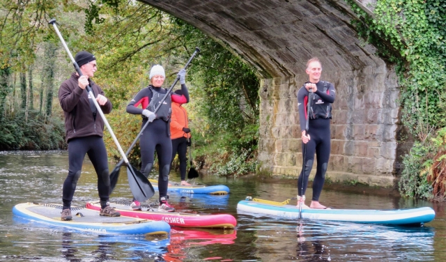 Diviértele remando con amigos