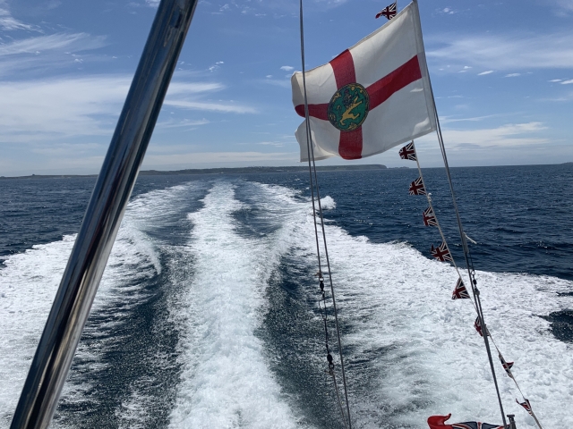  Míranos navegar por el agua 