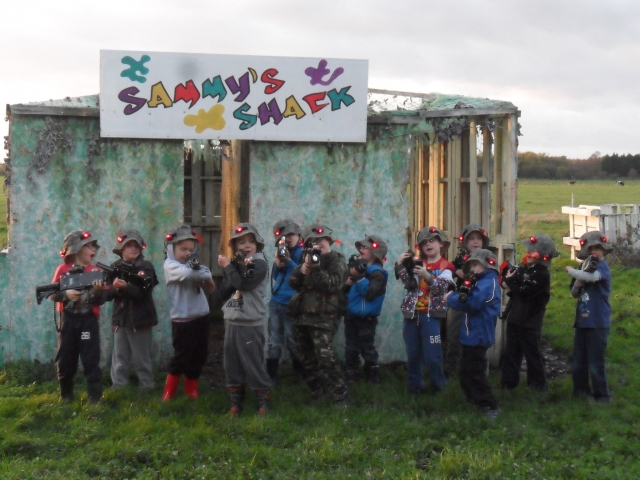 ¡Niños con etiqueta láser! 