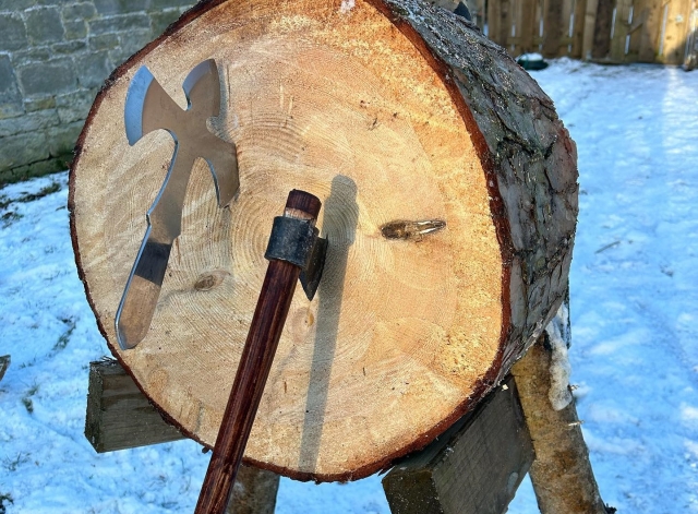  ¡Hunda un hacha en la madera! 