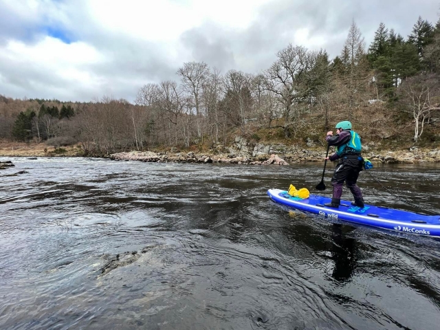  Aprendiendo a hacer SUP río abajo 