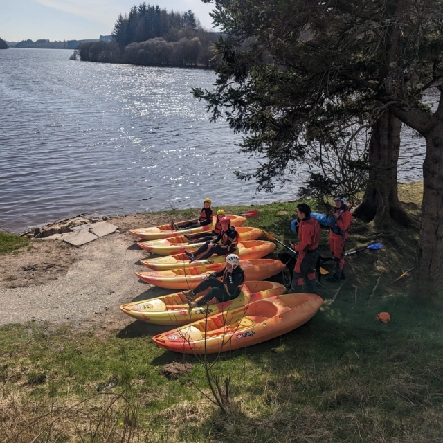 Venga a disfrutar del kayak con su familia 