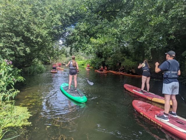  Remando río abajo 